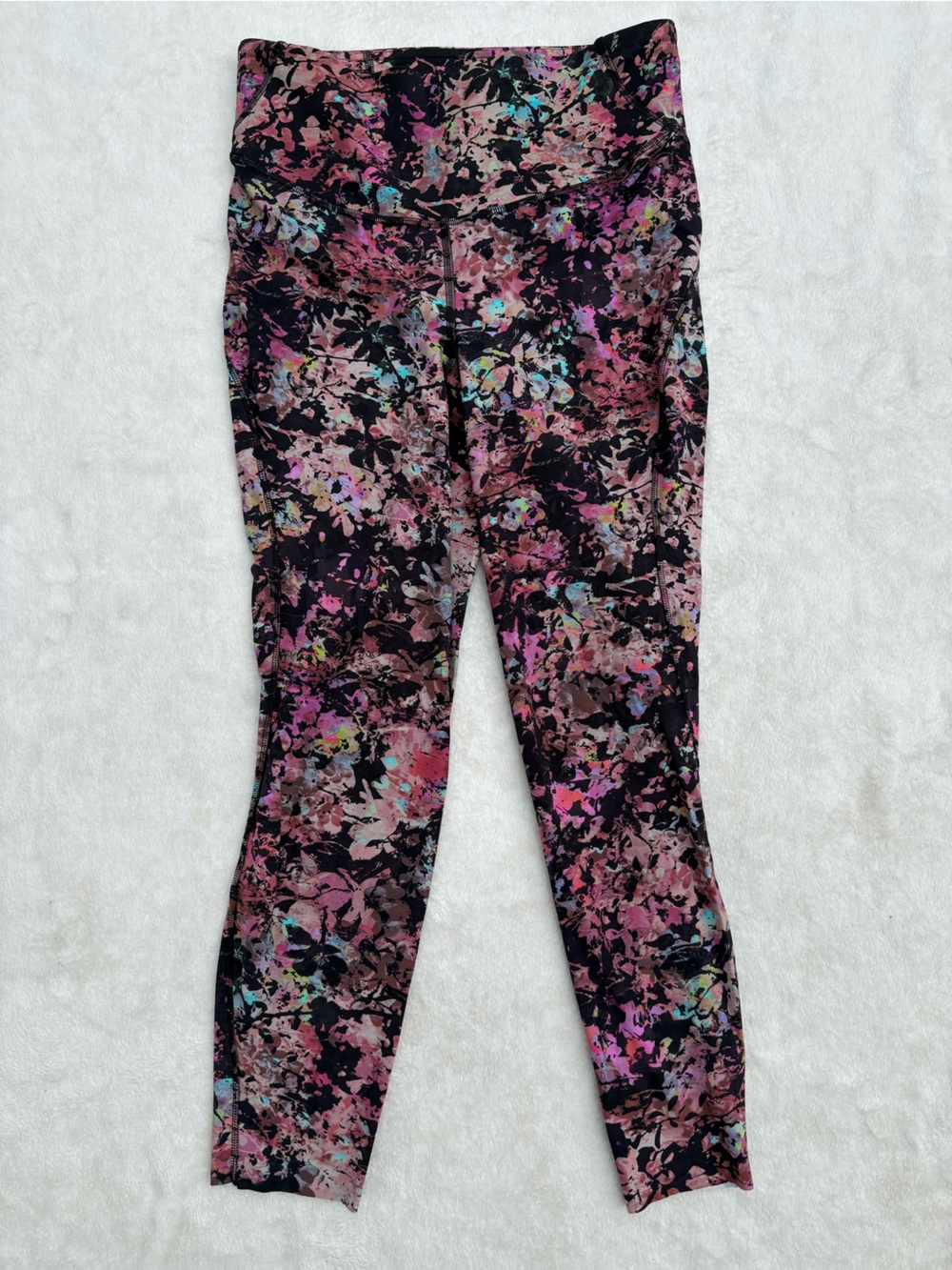 Lululemon Base Pace High-Rise Tight 23"
Stencil Blossom Red Multi size 8